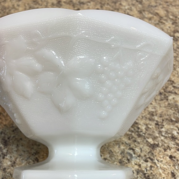 VINTAGE Anchor Hocking Milk Glass Footed Trifle Bowl. Grape Motif. White. EUC - Picture 2 of 7